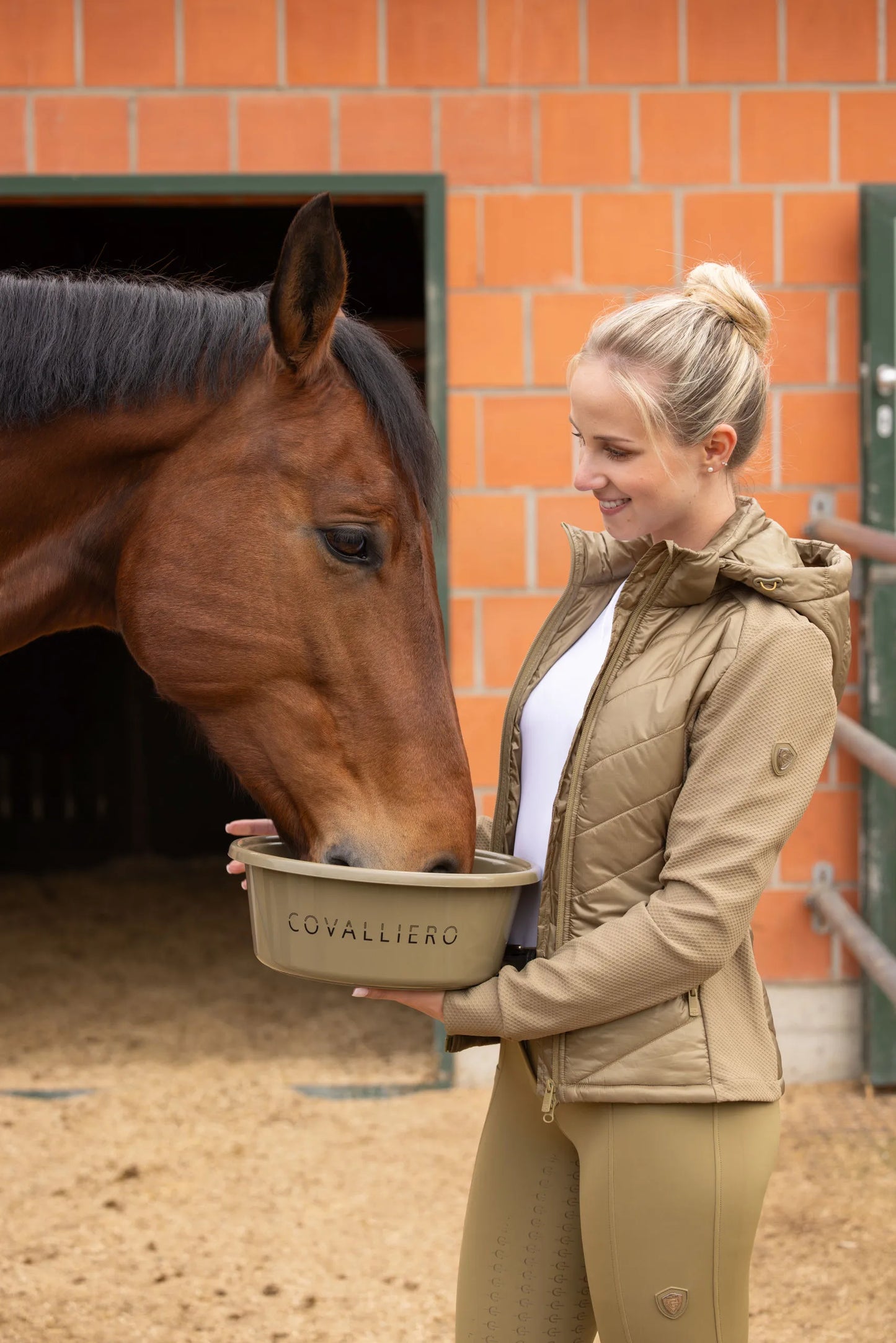 Covalliero Horse Feeding Bowl - Stable Feed Dish